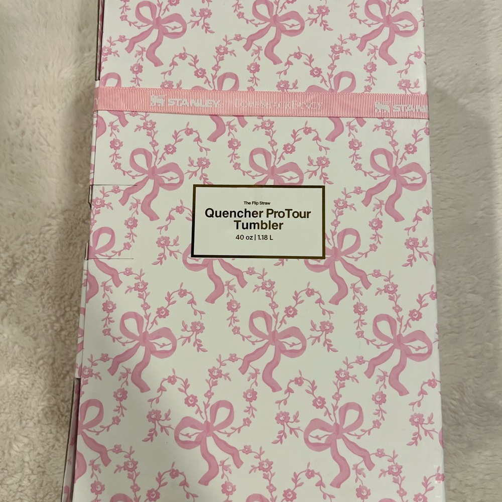 Stanley Quencher H2.0 Tumbler Pink and White Floral - Picture 6 of 7